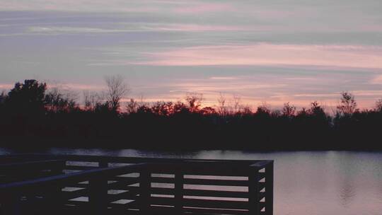 日落时分的湖景延时摄影