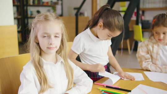 一个年轻的小学女孩好奇地直视镜头的肖像