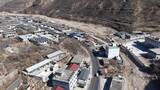 航拍山间蜿蜒公路高清在线视频素材下载