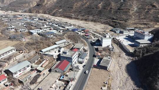 航拍山间蜿蜒公路