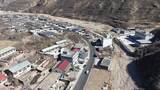航拍山间蜿蜒公路高清在线视频素材下载