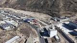 航拍山间蜿蜒公路高清在线视频素材下载
