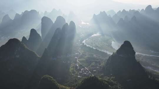 航拍桂林山水漓江晨光中的山峰