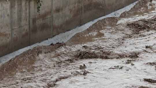 实拍暴雨后洪水 山洪  泥石流