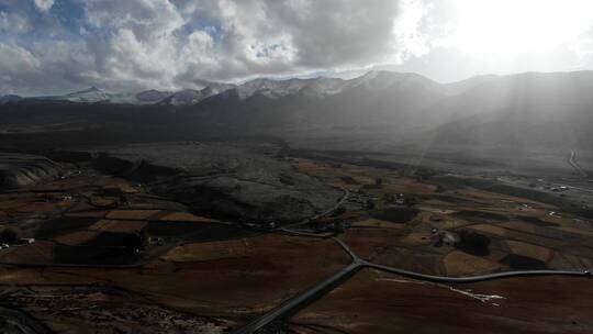 西藏喀什盘龙古道雪山湖泊风光