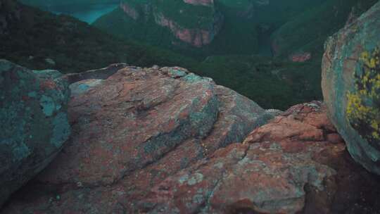 一个男人在拍摄山景