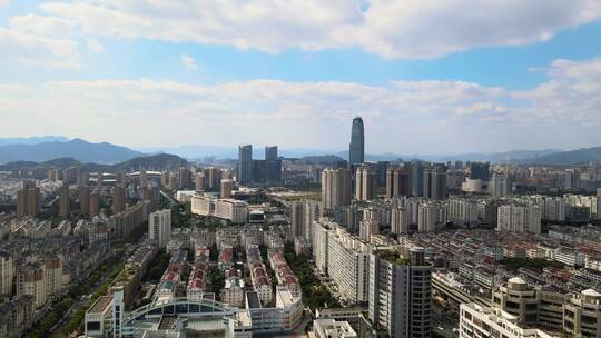蓝天白云下的台州城区天盛中心
