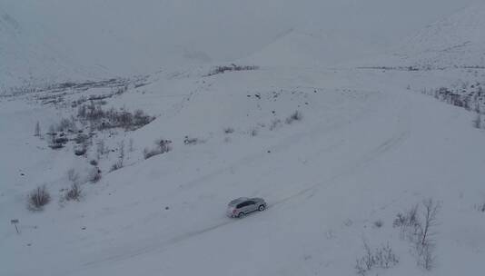 汽车在雪地里行驶