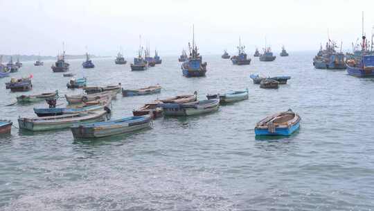 风平浪静停靠海上帆船渔船