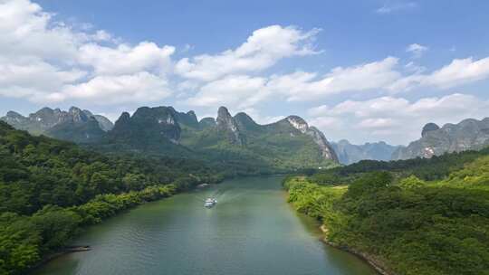 青山绿水间的河流与游船风景