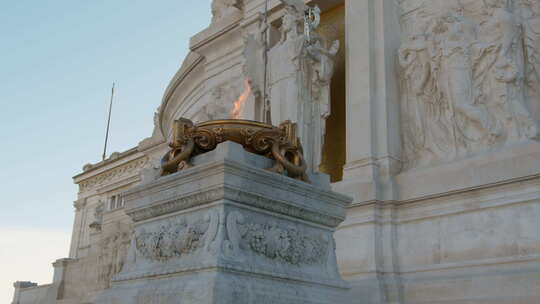 罗马雕像下燃烧的荣耀之火视频素材模板下载