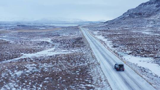 汽车在冰雪覆盖的公路上行驶视频素材模板下载