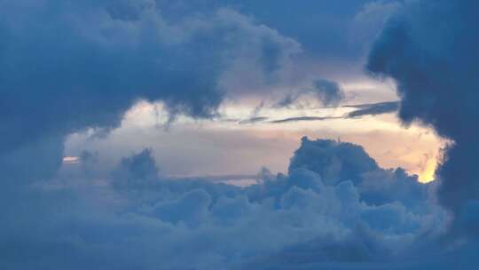 沿海傍晚云幡雨