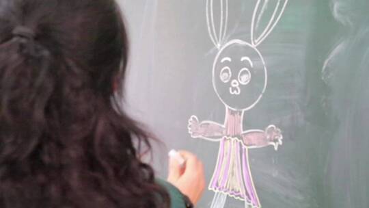 幼儿园老师上课美术课简笔画讲课黑板视频素材模板下载