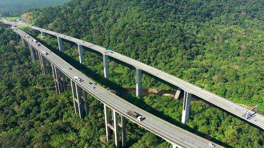 航拍高速公路的自然景观