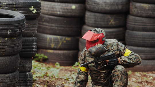 戴着面具的美国彩弹运动员瞄准战争对手的肖像