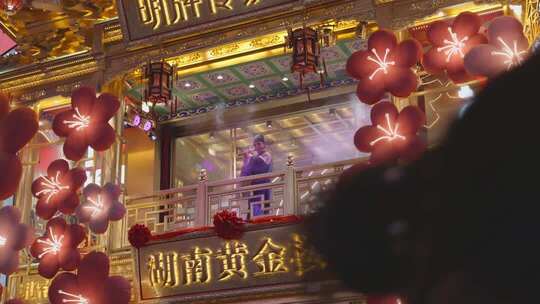 装饰有花朵灯笼的古风建筑