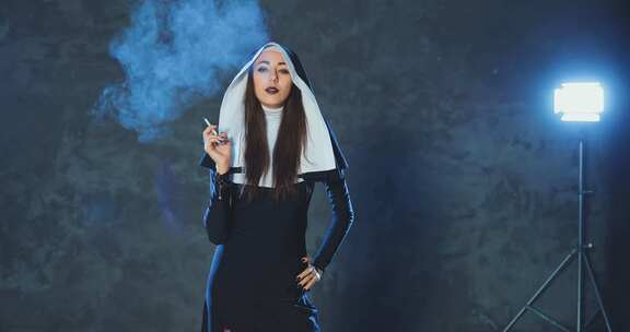美丽的天主教修女吸烟