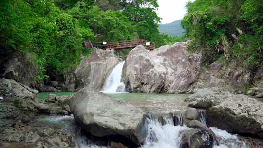 夏季小瀑布游玩风景