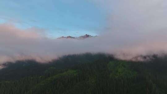 航拍新疆雪山