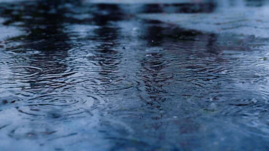 雨滴落在路面溅起涟漪