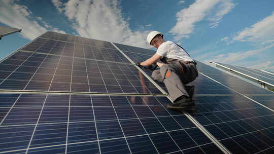 技术人员固定太阳能电池板以实现最佳能源效