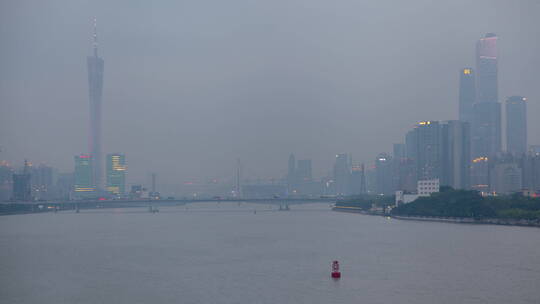 有雾的广州河日落场景