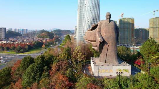 临安市郊吴越福星钱镠塑像