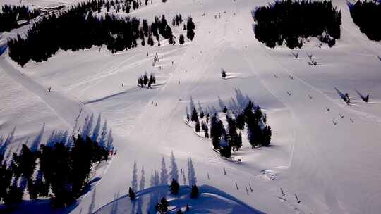 奥地利蒂罗尔阿尔卑斯山滑雪胜地滑雪坡道的鸟瞰图视频素材模板下载