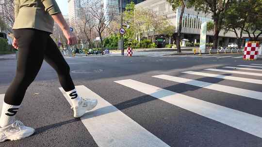 女子在城市街道步行画面