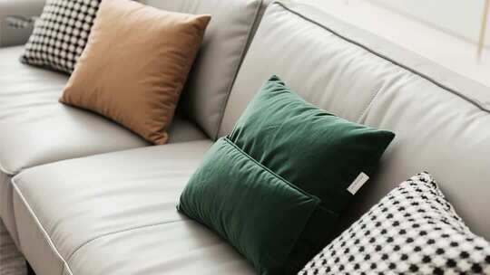 室内沙发及多彩抱枕