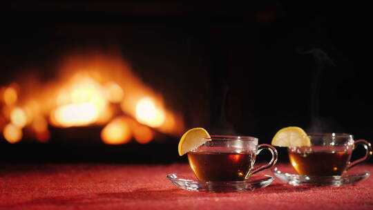 壁炉旁边桌上的柠檬红茶