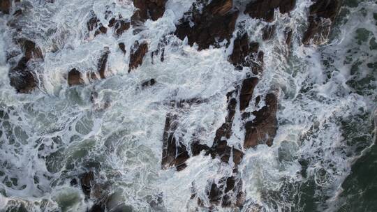 航拍俯瞰威海金海湾山庄岸边的海浪4K