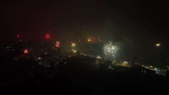 农村烟花航拍除夕烟花乡村春节夜晚烟火燃放