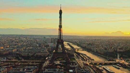 航拍巴黎埃菲尔铁塔