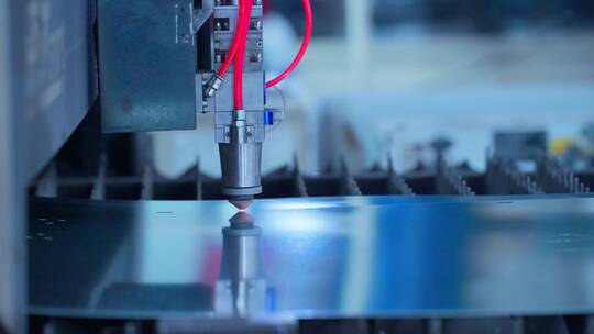 工厂里的激光切割机在切割钢板视频素材模板下载
