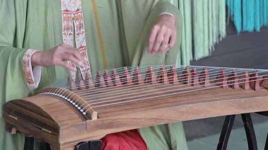 身穿中国传统汉服的女子弹奏古筝唯美画面