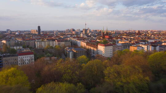 空中：美丽的日落无人机超延时，柏林城市景观上的运动延时