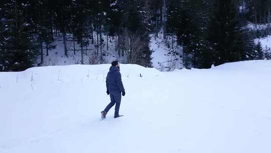 白天，留着大胡子的孤独男人在雪地里慢慢行