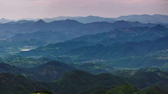 天姥山的连绵群山