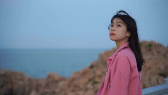 海边女子眺望远方