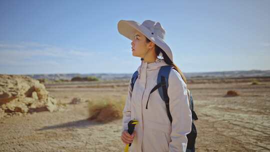 无人区徒步户外探险女生独自走路戈壁登山