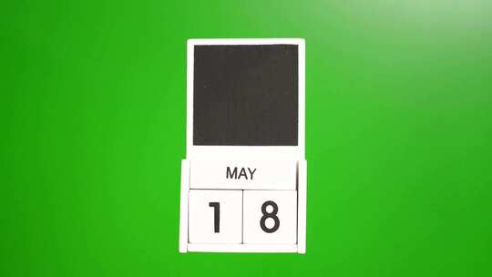 05.绿色背景上日期为5月18日的日历。视频素材模板下载