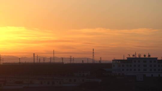 夕阳下的戈壁荒漠铁塔
