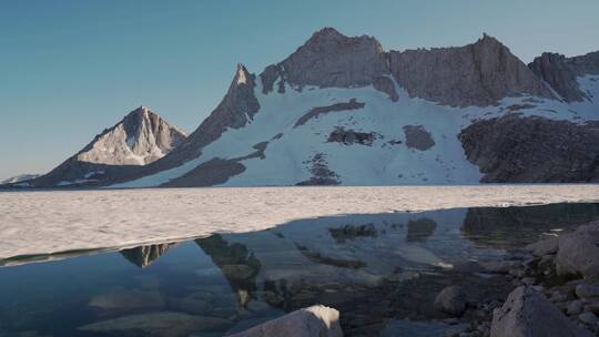 雪覆盖山脉和湖泊的镜头
