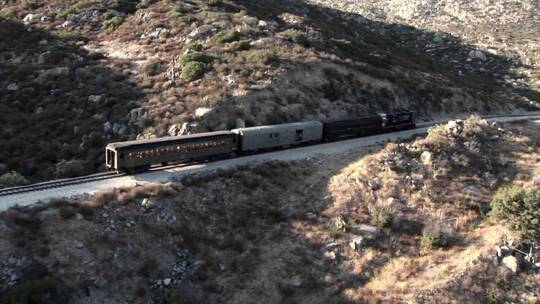 航拍火车在山间铁路上行驶