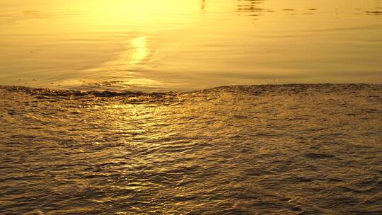 金色沙滩阳光海水潮水浪花海滩唯美海边夕阳