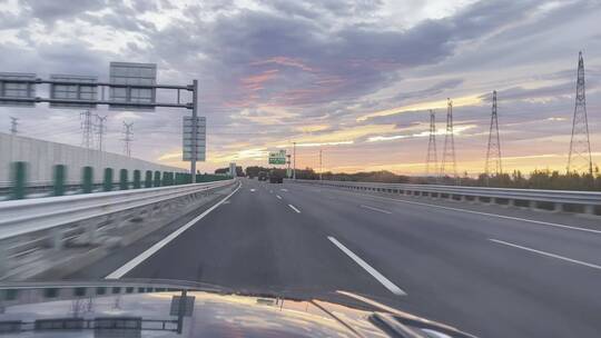 落日前的高速路（北京东六环苹果13直出）