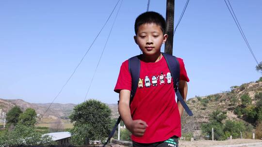 农村小男孩放学背书包奔跑回家视频素材模板下载
