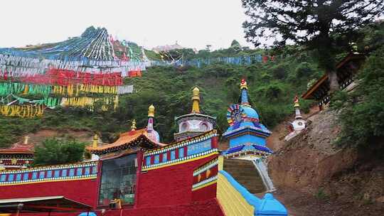 山坡上的寺院建筑